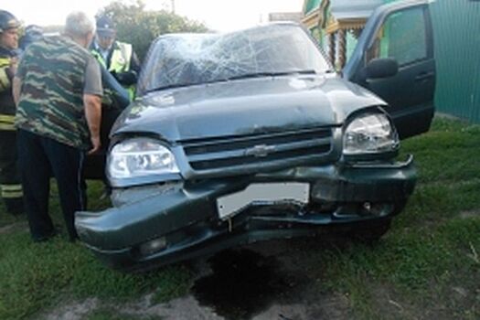 В Пензенской области водитель внедрожника протаранил фонарный столб
