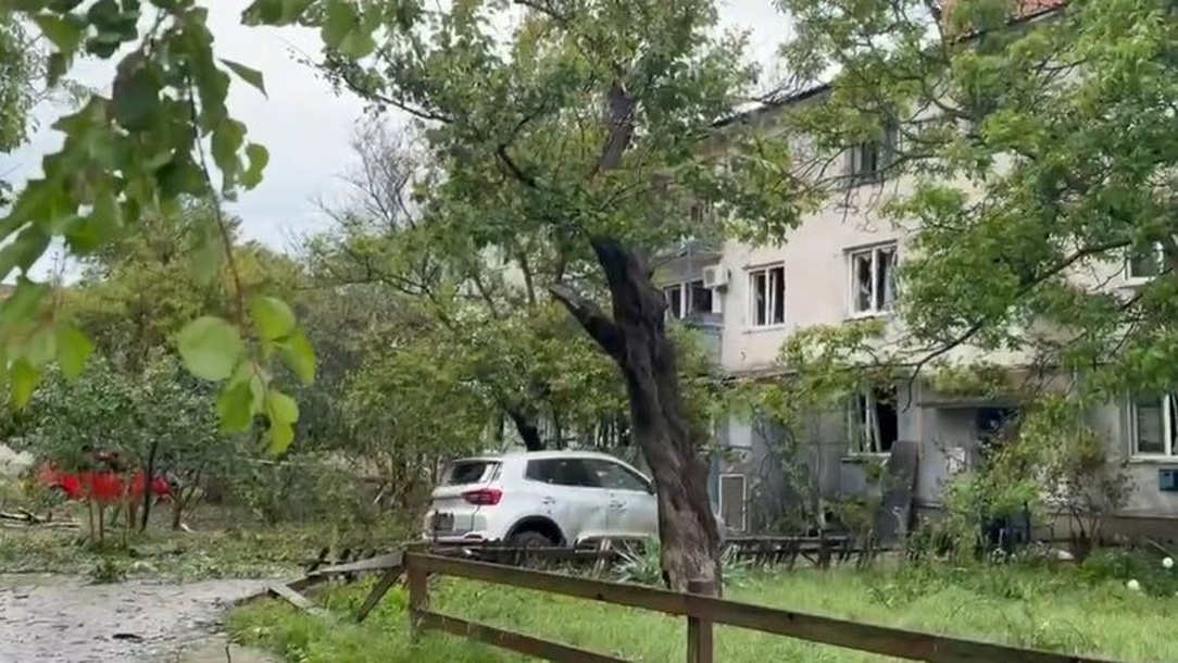 ВСУ атаковали беспилотником многоквартирные дома в Геническе