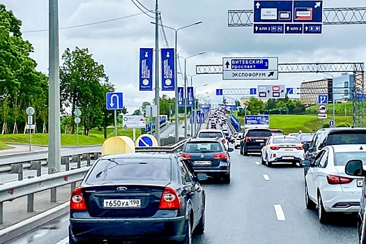 Огромная пробка растянулась на востоке КАД в Петербурге: причина затора