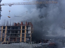 В Ростове рядом с заводом «Красный Аксай» горит свалка