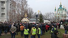 В Киеве радикалы окружили Десятинный монастырь