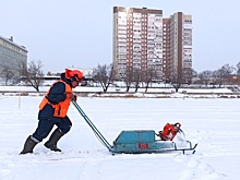 В Кургане начали пилить лед на реке Тобол