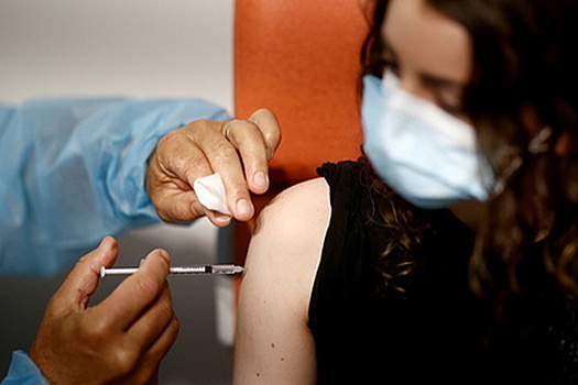 Великобритания отказалась от массовой вакцинации детей