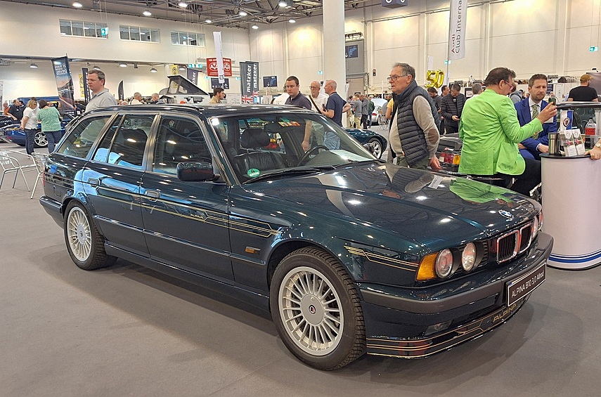 Alpina B10 3.0 Allrad — машина не самая быстрая, зато редкая: c 1993 по 1996 год было изготовлено 64 седана и 70 универсалов. Как известно, полный привод на BMW пятой серии в кузове E34 сочетался только с мотором 2.5 — самым крупным в семействе «малых шестёрок» M50. Специалисты фирмы Alpina увеличивали его объём до трёх литров, доводя мощность до 231 л.с. против 192 л.с.