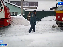 Барнаульский трамвай выдернул из снега вездеход пожарных. Видео