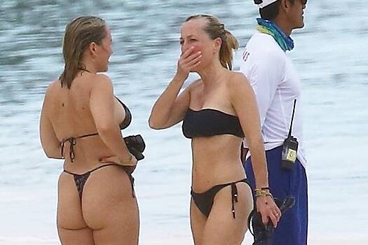 56-летнюю звезду «Секретных материалов» сняли в бикини на отдыхе