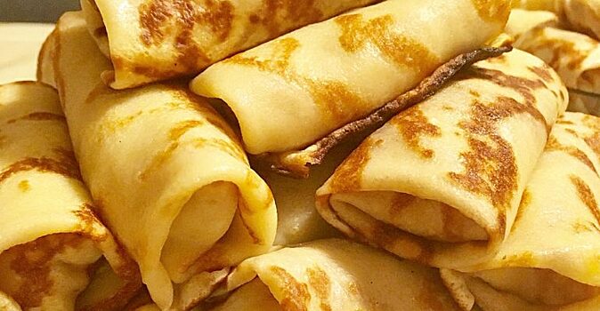 Вкусные тонкие блинчики с луком и яйцом.