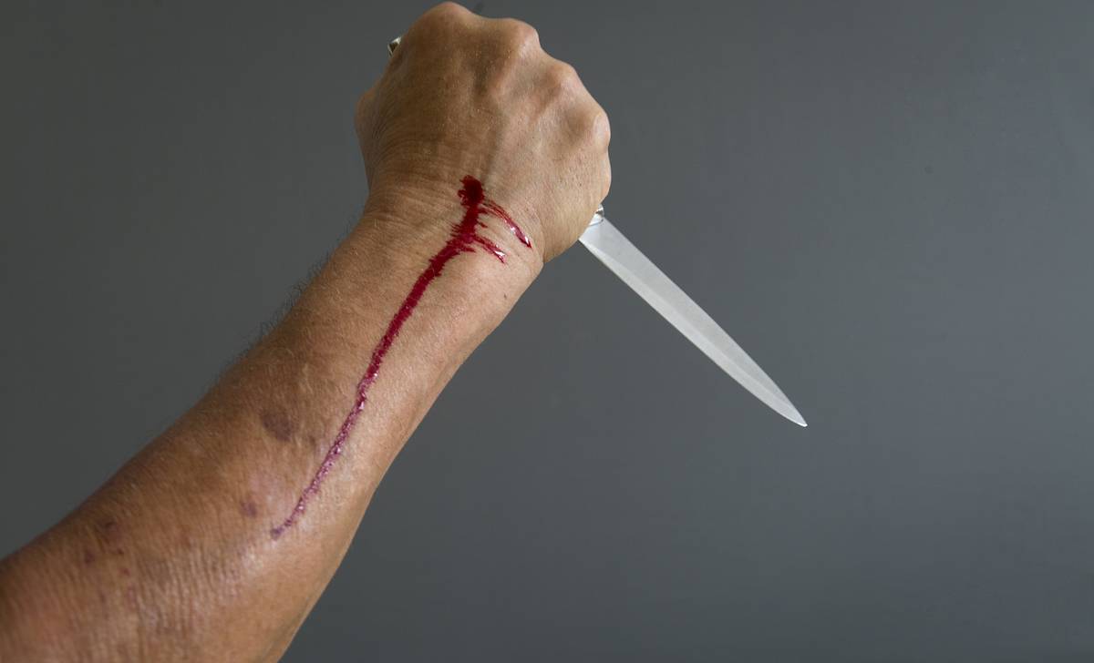 Украинская учительница бросилась с ножом на коллегу из ревности