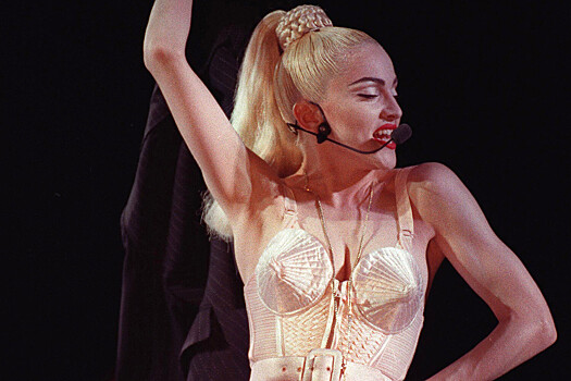 Мадонна выйдет на сцену в культовом бюстгальтере-"пуле"