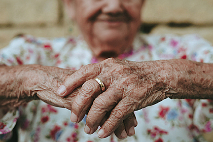 100-летняя любительница хорошего алкоголя раскрыла секрет долголетия