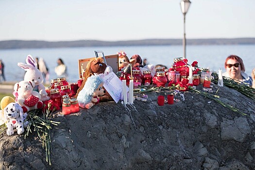 Сотни жителей Петрозаводска почтили память погибших во время теракта в Казани