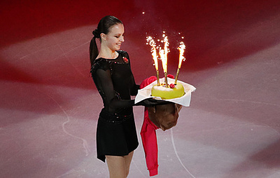 Натан Чен подарил Анне Щербаковой торт на день рождения во время показательных выступлений