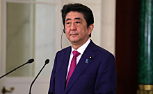 Премьер Японии поздравил Макрона с победой на выборах