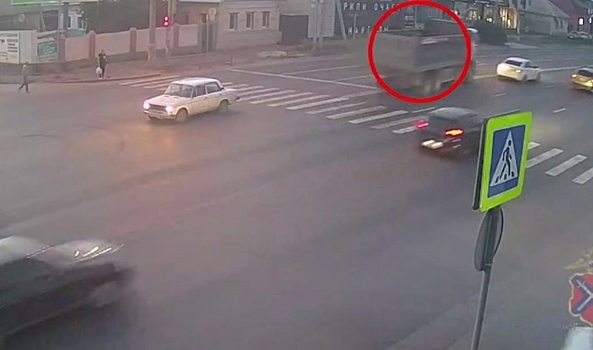 В Волгограде водителю грузовика грозит штраф за выезд на встречку через двойную сплошную