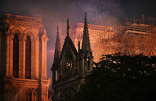 «Худшего удалось избежать». Президент Франции пообещал восстановить Нотр-Дам