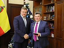 Губернатор Любимов наградил экс-председателя облизбиркома Алексея Просянникова