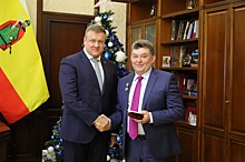 Губернатор Любимов наградил экс-председателя облизбиркома Алексея Просянникова