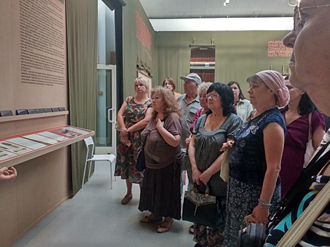 Подопечные ТЦСО "Щукино" посетили историко-документальную выставку в Новом Манеже