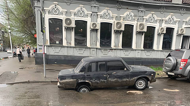 Энергетики оградили дорожную яму в центре Саратова после провала в неё автомобиля