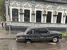 Энергетики оградили дорожную яму в центре Саратова после провала в неё автомобиля