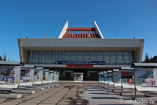 "Аллея звезд" у Омского музтеатра переедет на новое место