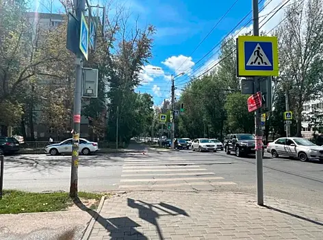 Юный самокатчик переехал дорогу на красный свет и попал под колеса иномарки