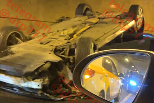 В Москве автомобиль перевернулся при ДТП в Лефортовском тоннеле