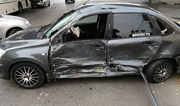 В центре Волгограда автобус протаранил легковушку