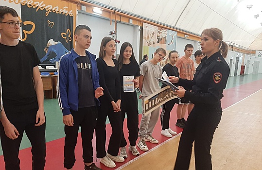 Подросткам указали на недопустимость прослушивания музыки в наушниках при переходе дороге