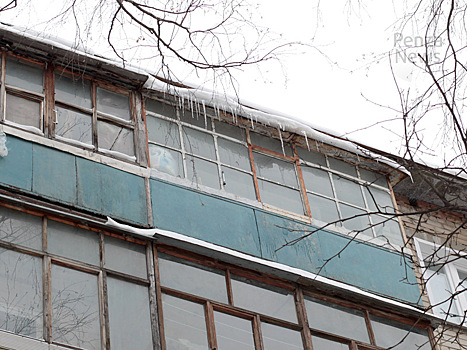 В Пензе ледяная глыба упала с крыши дома, погибла женщина
