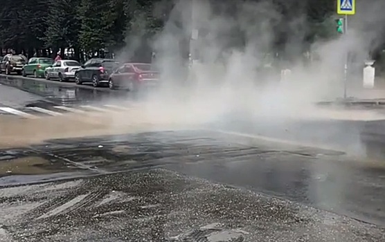 Перекресток улиц Ковалихинской и Семашко залило горячей водой