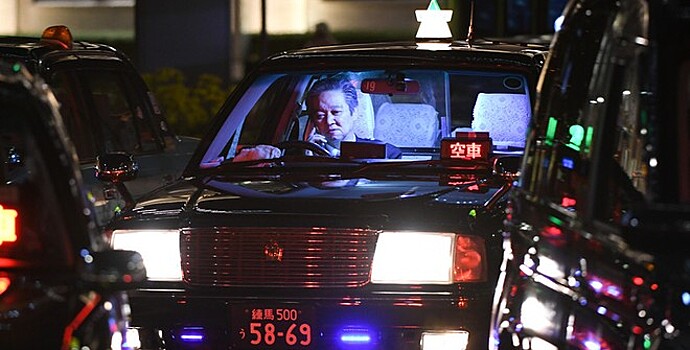 Пожилой таксист врезался в толпу людей в Японии
