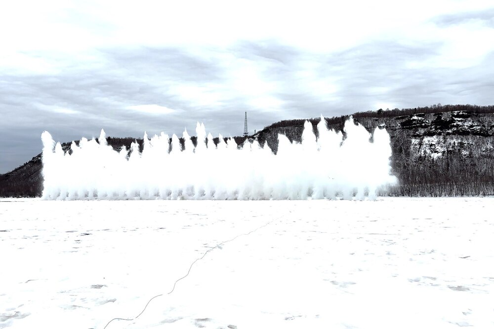 В Приамурье взорвали лед на Амуре