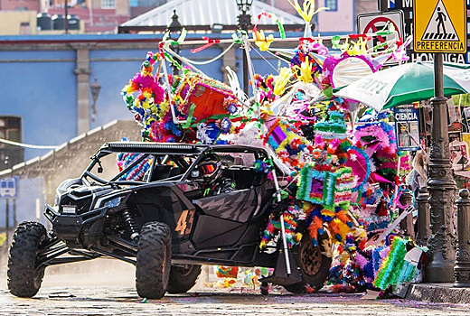 Посмотрите, как Кен Блок дрифтит на багги по мексиканскому городу