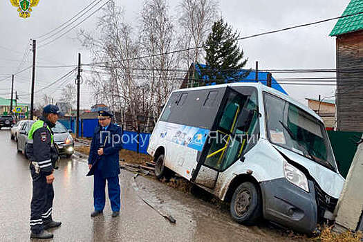 В якутской Антоновке маршрутка въехала в опору ЛЭП, есть пострадавшие