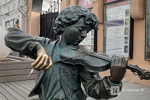 Вандалы снова отломали смычок у мальчика-скрипача на Большой Покровской