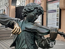 Вандалы снова отломали смычок у мальчика-скрипача на Большой Покровской