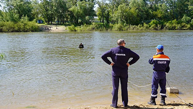 Спасатели обследуют центральный пляж Оренбурга перед открытием в июне