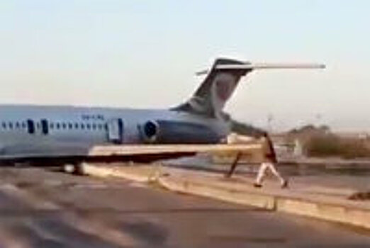 Вылетевший самолет вернулся в аэропорт Баку из-за столкновения с птицами