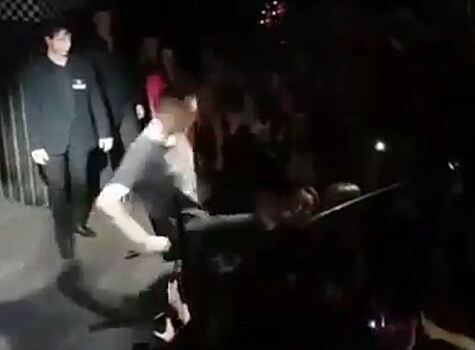 Видео: рэпер Скруджи ударил фаната ногой по лицу на концерте
