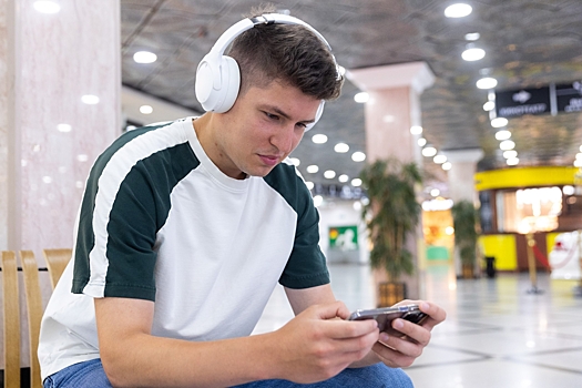 Назад в 90-е: кузбассовцы снова выбирают большие наушники