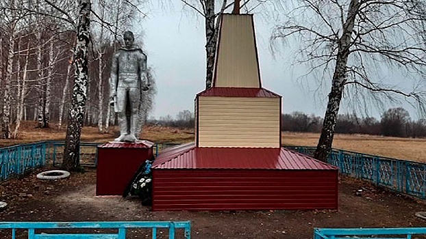 Не мудрствуя лукаво: в Саранске памятник героям войны закрыли сайдингом