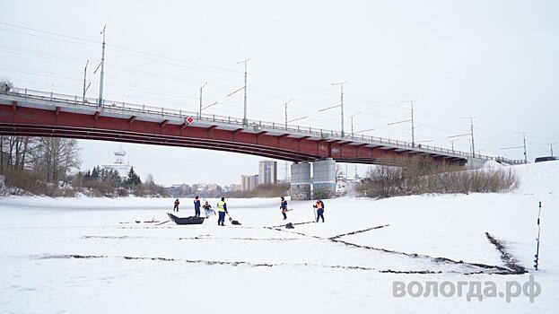 В Вологде завершены работы по резке и чернению льда