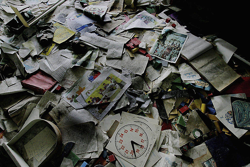 Учебники и тетради на полу одной из школ города-призрака Припять 25 января 2006 года.