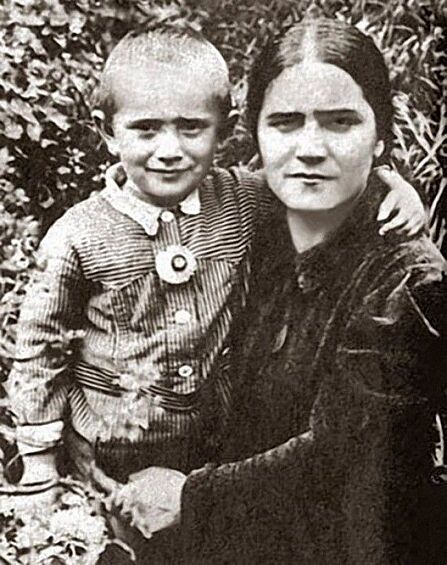Совсем еще маленький Армен Джигарханян с мамой.