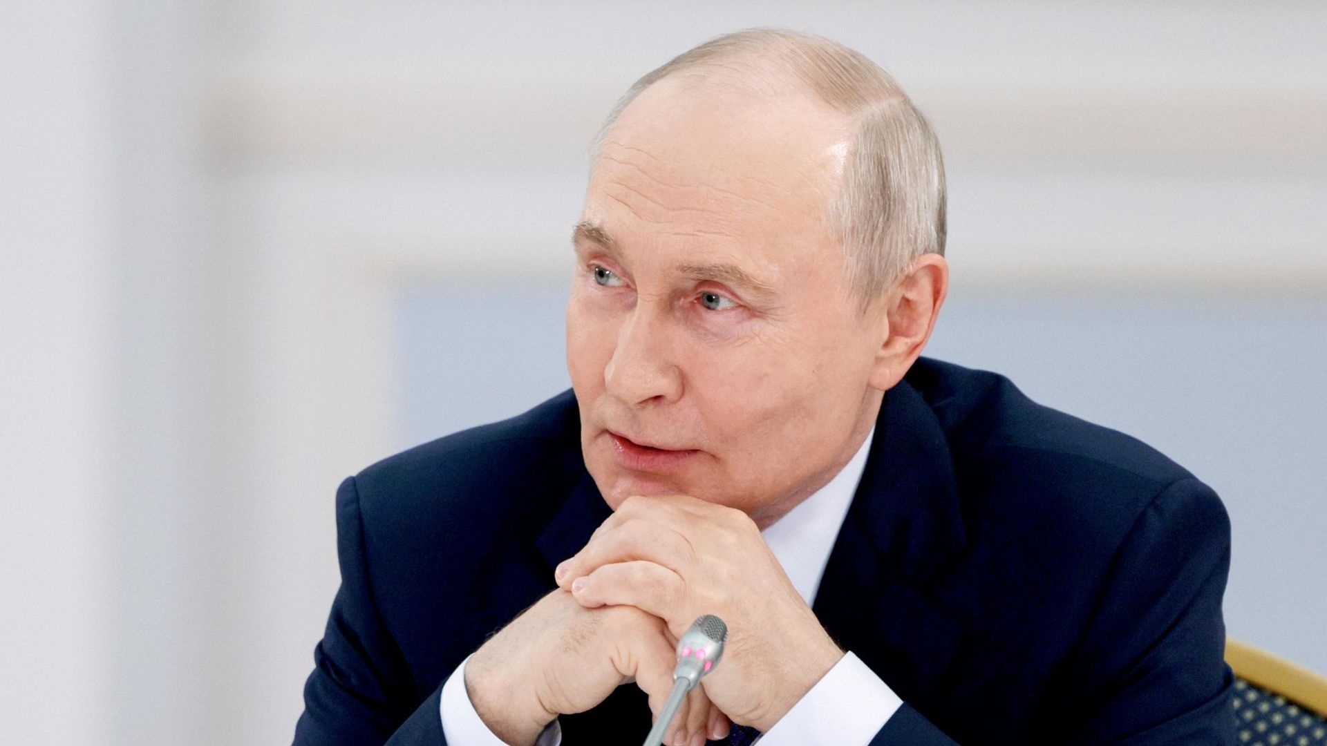 Путин призвал учить школьников думать самостоятельно, несмотря на ИИ