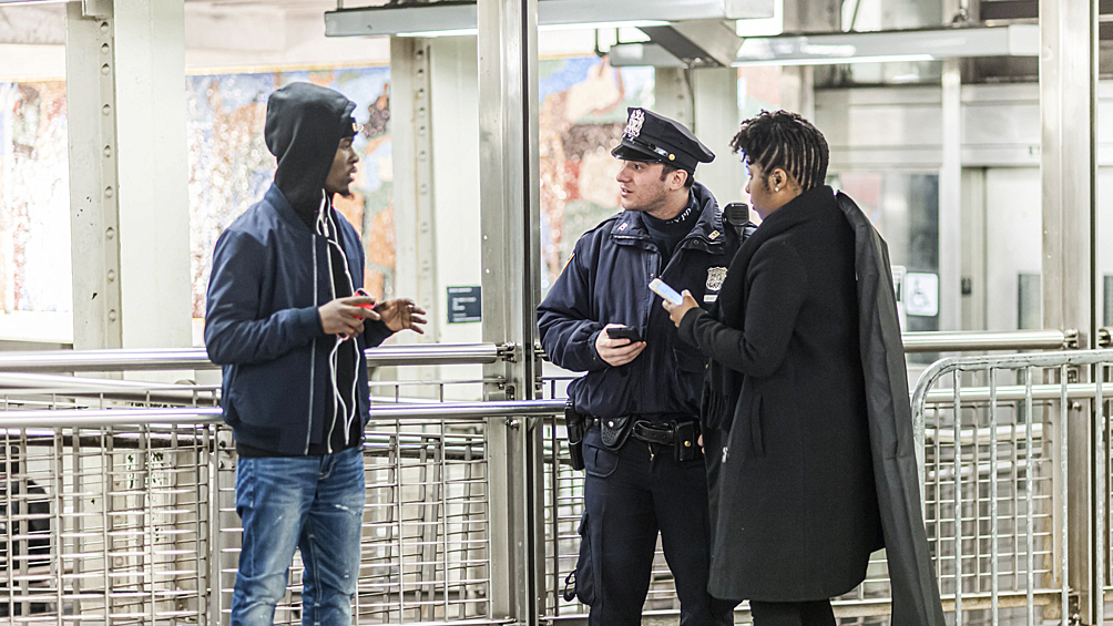 Офицер полиции Нью-Йорка на своем посту в метро