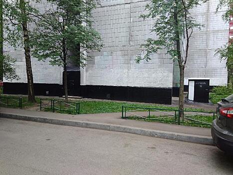 Фасад дома на Новгородской очистили от вандальных надписей