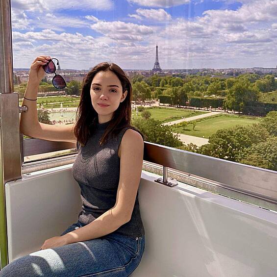 А в конце июля побывала в Париже, где сфотографировалась на фоне Эйфелевой башни