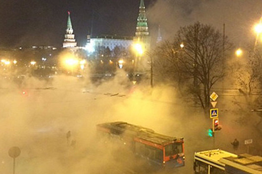 Троллейбус провалился в яму от прорыва теплотрассы у Кремля